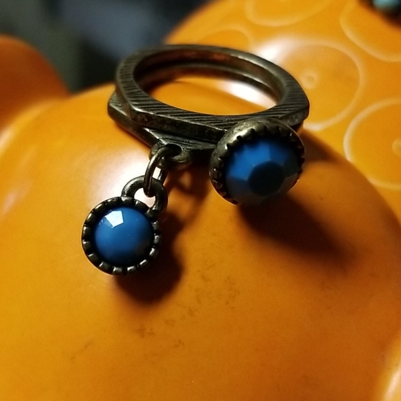 Five Fashion Rings & Two Earrings - Picture 7 of 8